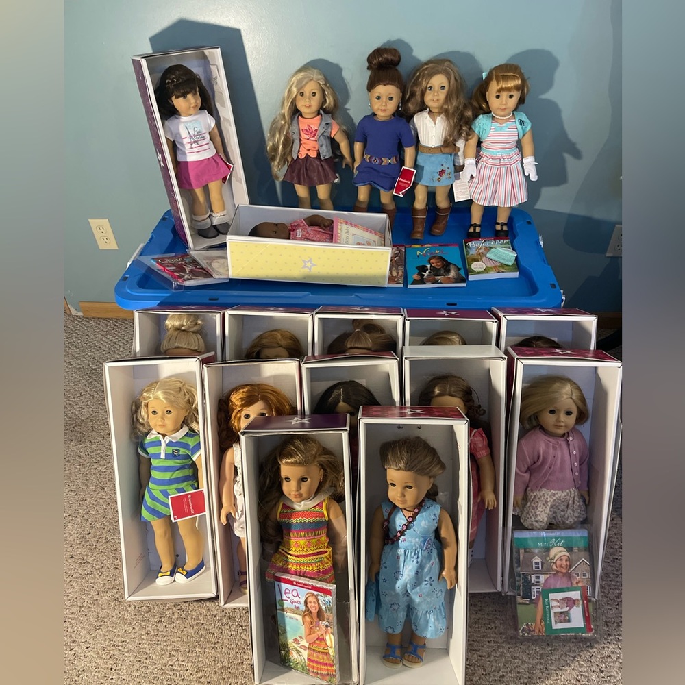 18 American Girl Dolls
